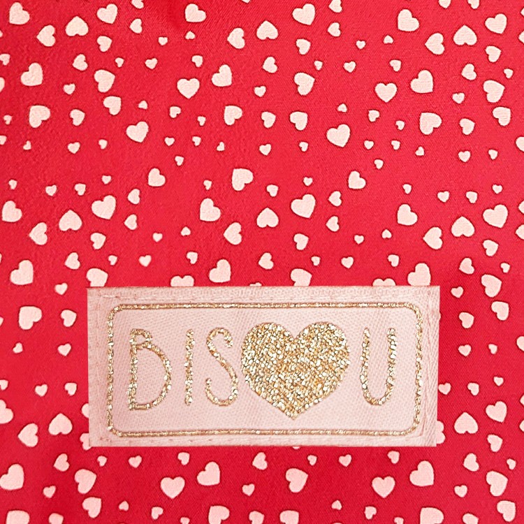 Czerwona kurtka przeciwdeszczowa dla psa Milk &amp; Pepper Cyrielle, wodoodporna, z nadrukiem serduszek, różowa podszewka z jerseyu, kaptur i otwór na smycz