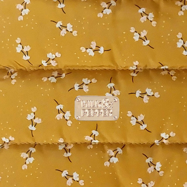 Dwustronna kurtka zimowa dla psa Milk &amp; Pepper Lily, musztardowy kwiatowy wzór i granatowy wodoodporny pikowany poliester, ocieplana, z zamkiem na smycz i złotymi napami