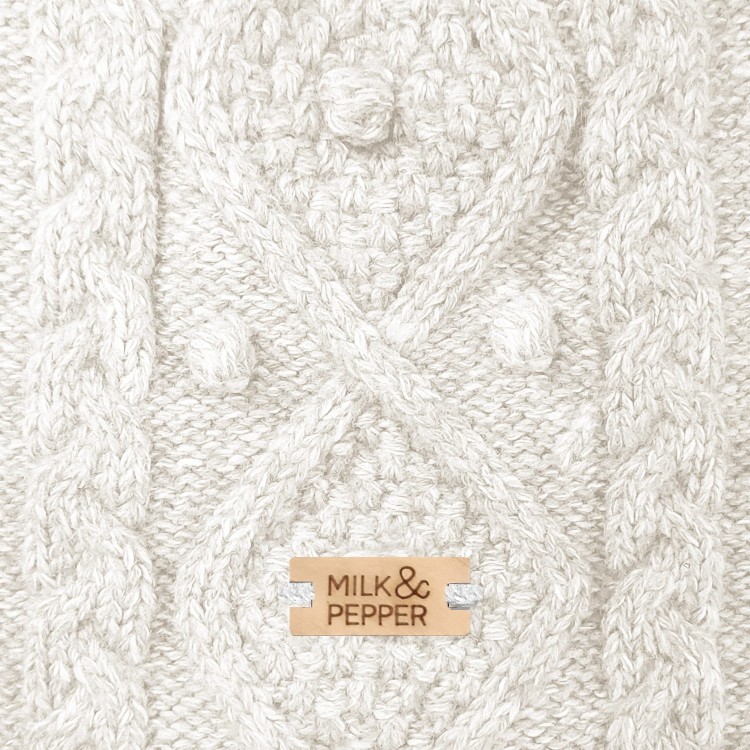 Beżowy sweter dla psa Milk &amp;amp; Pepper Keelan Cable Sweater, ciepły, pleciony splot 'cable knit' i otworem na smycz, elegancki design