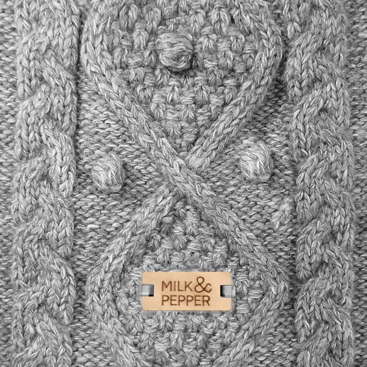 Beżowy sweter dla psa Milk &amp; Pepper Keelan Cable Sweater, ciepły, pleciony splot 'cable knit', z otworem na smycz, elegancki design