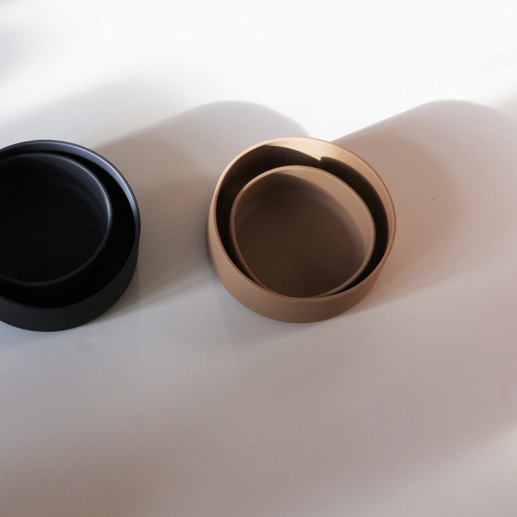 Antypoślizgowa miska Tadahzi w szarobrązowym kolorze, z nietoksycznego silikonu spożywczego, bez BPA, do mycia w zmywarce