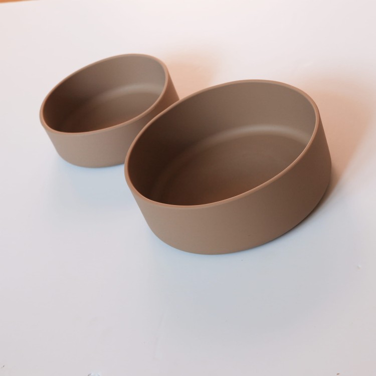 Antypoślizgowa miska Tadahzi w szarobrązowym kolorze, z nietoksycznego silikonu spożywczego,  bez BPA, do mycia w zmywarce