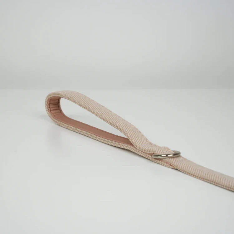 Smycz dla psa Staey Elma Dog Leash w kolorze Light Rose, duński design, z karabińczykiem z blokadą bezpieczeństwa, długość 152 cm, wygodny, miękki uchwyt