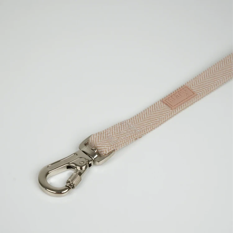 Smycz dla psa Staey Elma Dog Leash w kolorze Light Rose, duński design, z karabińczykiem z blokadą bezpieczeństwa, długość 152 cm, wygodny, miękki uchwyt