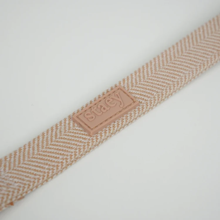 Smycz dla psa Staey Elma Dog Leash w kolorze Light Rose, duński design, z karabińczykiem z blokadą bezpieczeństwa, długość 152 cm, wygodny, miękki uchwyt