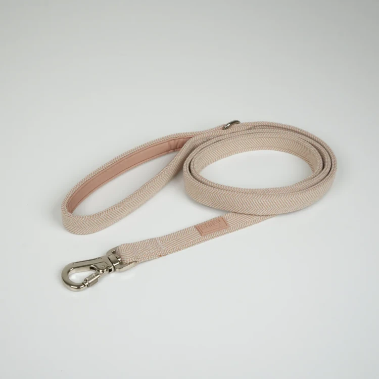Smycz dla psa Staey Elma Dog Leash w kolorze Light Rose, duński design, z karabińczykiem z blokadą bezpieczeństwa, długość 152 cm, wygodny, miękki uchwyt