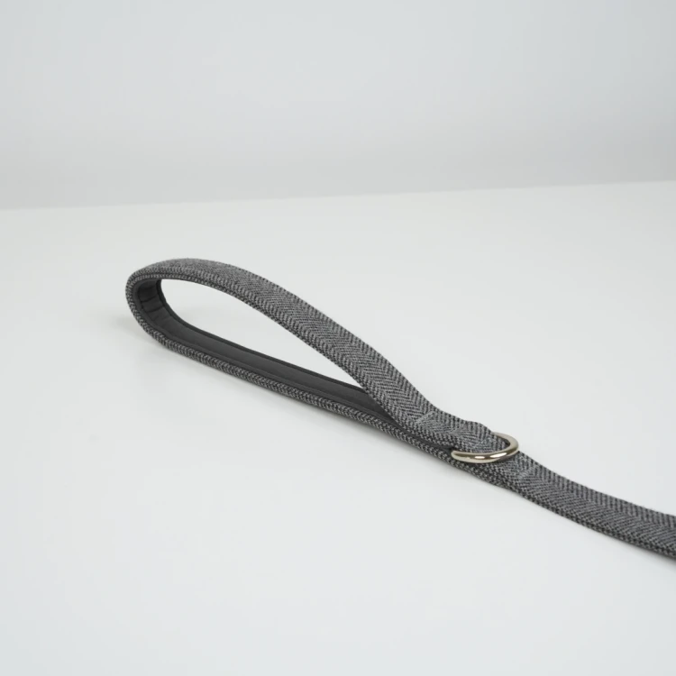 Smycz dla psa Staey Elma Dog Leash w kolorze Dusty Blue, duński design, z karabińczykiem z blokadą bezpieczeństwa, długość 152 cm, wygodny uchwyt