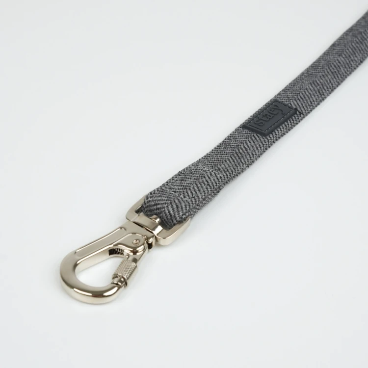 Smycz dla psa Staey Elma Dog Leash w kolorze Dusty Blue, duński design, z karabińczykiem z blokadą bezpieczeństwa, długość 152 cm, wygodny uchwyt