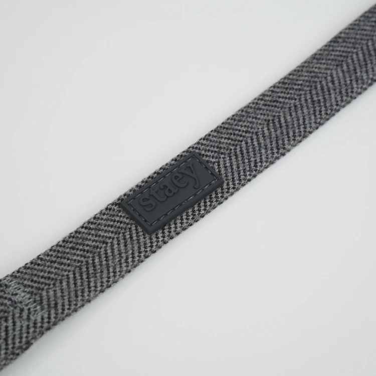 Smycz dla psa Staey Elma Dog Leash w kolorze Dusty Blue, duński design, z karabińczykiem z blokadą bezpieczeństwa, długość 152 cm, wygodny uchwyt