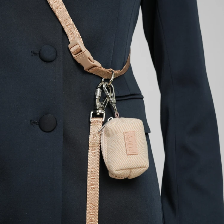 Elegancki pojemnik na woreczki Staey Elma Poop Bag Holder, lekki i cichy, z duńskim designem, pasuje do smyczy i akcesoriów z kolekcji Elma