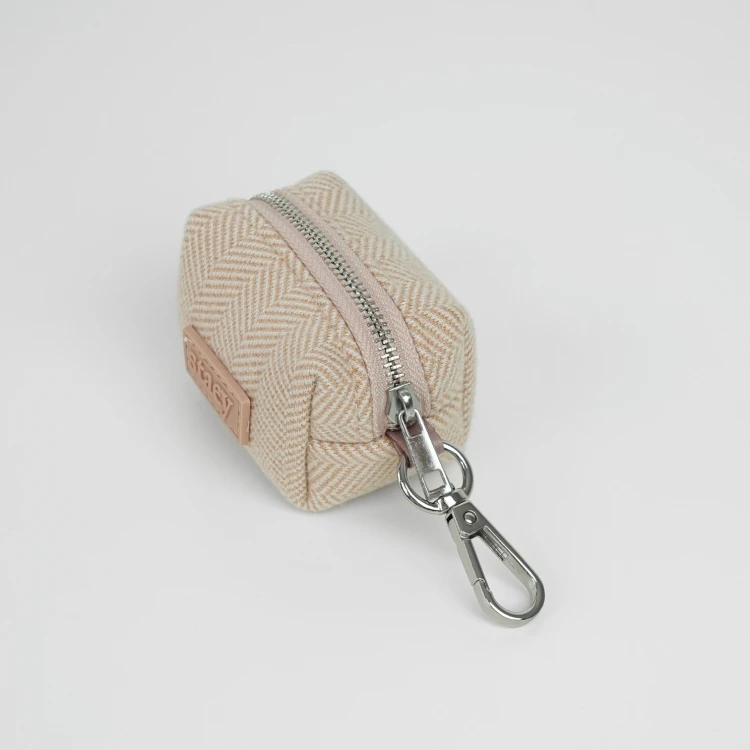 Elegancki pojemnik na woreczki Staey Elma Poop Bag Holder, lekki i cichy, z duńskim designem, pasuje do smyczy i akcesoriów z kolekcji Elma