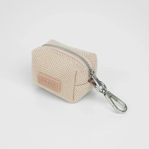 Elegancki pojemnik na woreczki Staey Elma Poop Bag Holder, lekki i cichy, z duńskim designem, pasuje do smyczy i akcesoriów z kolekcji Elma