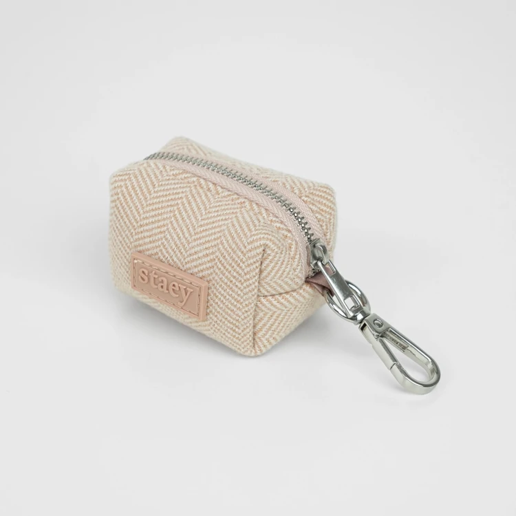 Elegancki pojemnik na woreczki Staey Elma Poop Bag Holder, lekki i cichy, z duńskim designem, pasuje do smyczy i akcesoriów z kolekcji Elma