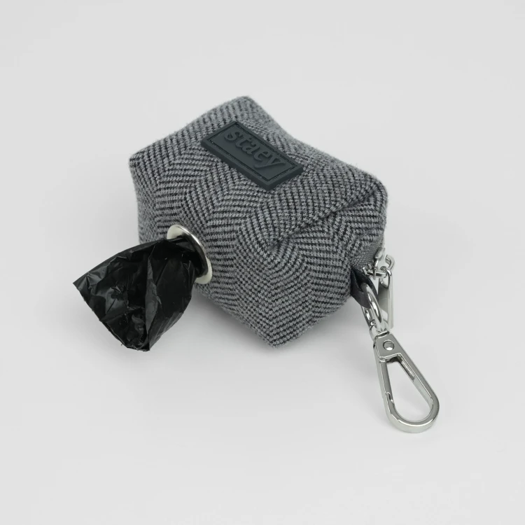 Elegancki pojemnik na woreczki Staey Elma Poop Bag Holder, lekki i cichy, z duńskim designem, pasuje do smyczy i akcesoriów z kolekcji Elma