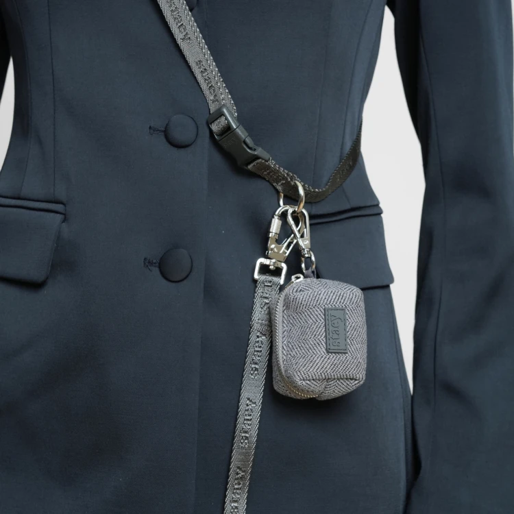 Elegancki pojemnik na woreczki Staey Elma Poop Bag Holder, lekki i cichy, z duńskim designem, pasuje do smyczy i akcesoriów z kolekcji Elma