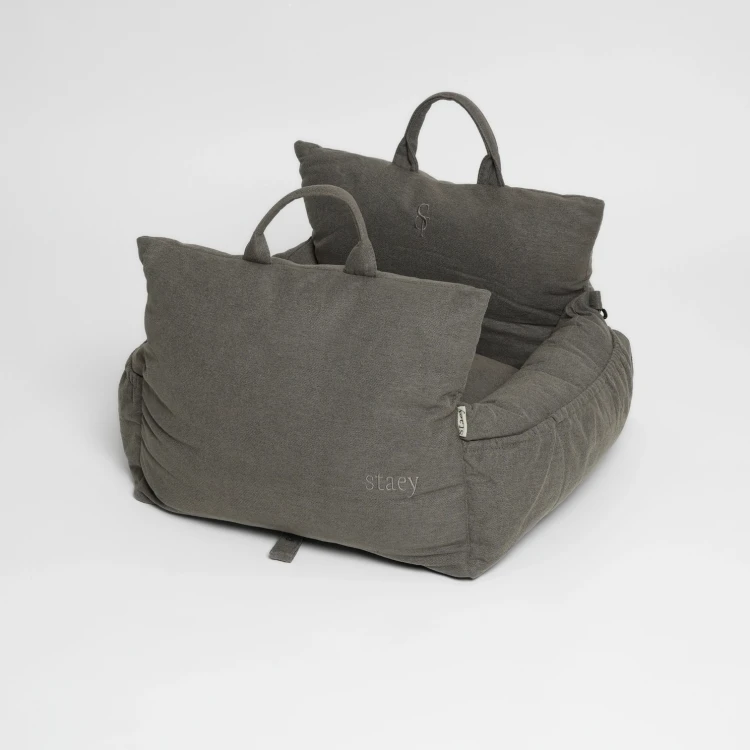 Wielofunkcyjny fotelik samochodowy dla psa Staey Lara 2.0 w kolorze taupe, 3w1: fotelik, legowisko i torba podróżna, zintegrowana smycz bezpieczeństwa