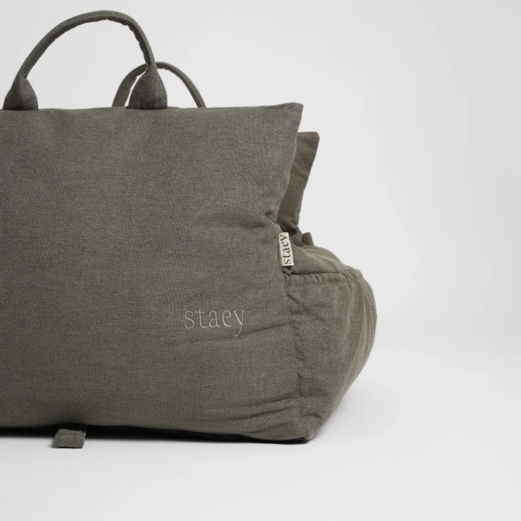 Wielofunkcyjny fotelik samochodowy dla psa Staey Lara 2.0 w kolorze taupe, 3w1: fotelik, legowisko i torba podróżna, zintegrowana smycz bezpieczeństwa