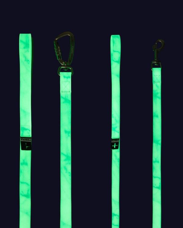 Fluorescencyjna smycz dla psa PAIKKA Glow Leash, świecąca w ciemności, nagrodzona za design, z ergonomicznym uchwytem i blokowanym karabińczykiem twist-lock