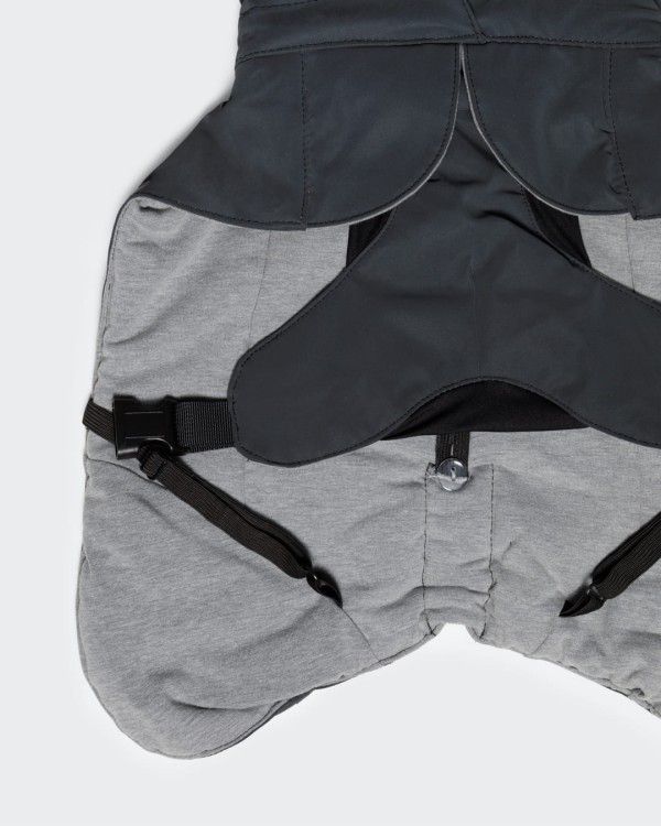 Odblaskowa kurtka zimowa dla psa PAIKKA Visibility Dark, z ociepleniem 3M Thinsulate i podszewką FIR regenerującą mięśnie, wodoodporność 10000 mm, z otworem na szelki