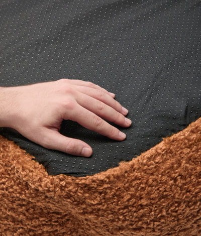 Ekologiczne, musztardowe legowisko CAFIDE Snozy dla psa, z ciepłym pokrowcem typu 'sheep' i wypełnieniem z recyklingowanej pianki polistyrenowej, stylowe i wygodne