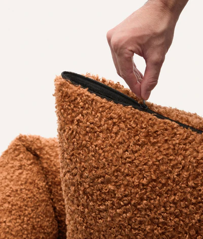 Ekologiczne, musztardowe legowisko CAFIDE Snozy dla psa, z ciepłym pokrowcem typu 'sheep' i wypełnieniem z recyklingowanej pianki polistyrenowej, stylowe i wygodne