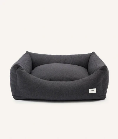 Ekologiczne legowisko CAFIDE Anthracite Black Dog Bed Snozy, z trwałej, czarnej tkaniny i wypełnieniem z recyklingowanej pianki.