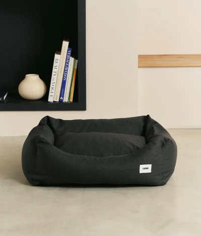 Ekologiczne legowisko CAFIDE Anthracite Black Dog Bed Snozy, z trwałej, czarnej tkaniny i wypełnieniem z recyklingowanej pianki.