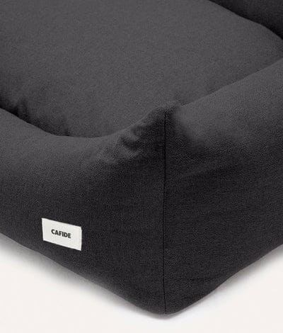 Ekologiczne legowisko CAFIDE Anthracite Black Dog Bed Snozy, z trwałej, czarnej tkaniny i wypełnieniem z recyklingowanej pianki.