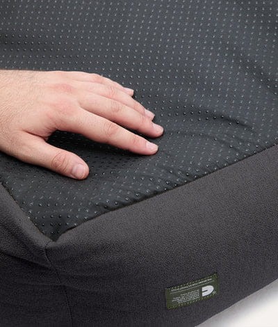 Ekologiczne legowisko CAFIDE Anthracite Black Dog Bed Snozy, z trwałej, czarnej tkaniny i wypełnieniem z recyklingowanej pianki