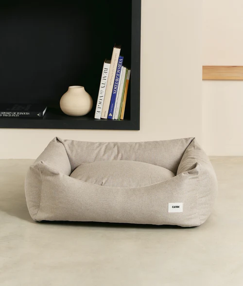 CAFIDE Beige Dog Bed Snozy – ekologiczne, trwałe legowisko dla psa w ciepłym beżowym kolorze, z pokrowcem łatwym do prania i wypełnieniem z pianki polistyrenowej z recyklingu