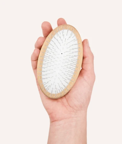 Szczotka dla psów długowłosych CAFIDE Long Haired Dog Brush Teo z metalowymi pinami i elastyczną czarną podstawą, wykonana z naturalnego drewna bukowego FSC, ergonomiczna i przyjazna środowisku.