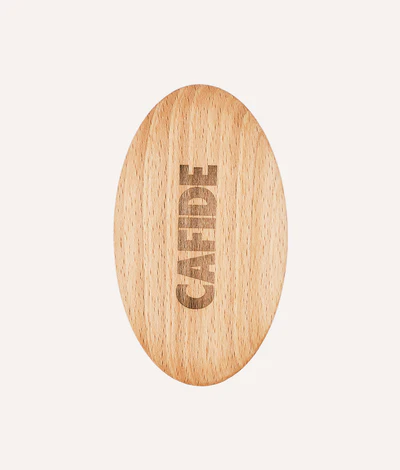 Szczotka dla psów długowłosych CAFIDE Long Haired Dog Brush Teo z metalowymi pinami i elastyczną czarną podstawą, wykonana z naturalnego drewna bukowego FSC, ergonomiczna i przyjazna środowisku.