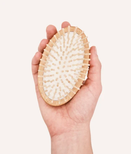 Szczotka do masażu dla psa CAFIDE Massage Dog Brush Teo z drewnianymi pinami i elastyczną gumową podstawą, wykonana z naturalnego drewna bukowego FSC, ergonomiczna i przyjazna środowisku.