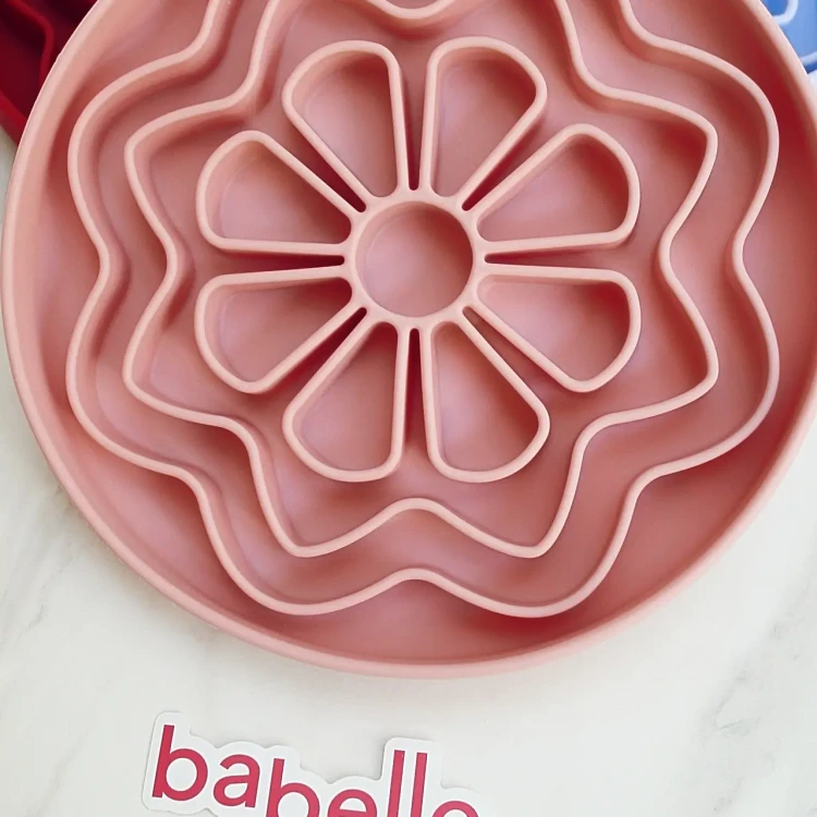 Mata do lizania Babelle The Petal w kształcie kwiatu stokrotki, z silikonu spożywczego BPA-Free, do spowalniania jedzenia, redukcji stresu i treningu koncentracji u psa